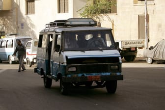 Kleinbus als Sammeltaxi unterwegs in Kairo (Archivbild): Ein solcher Bus ist in Ägypten von einer Fähre in den Nil gestürzt.