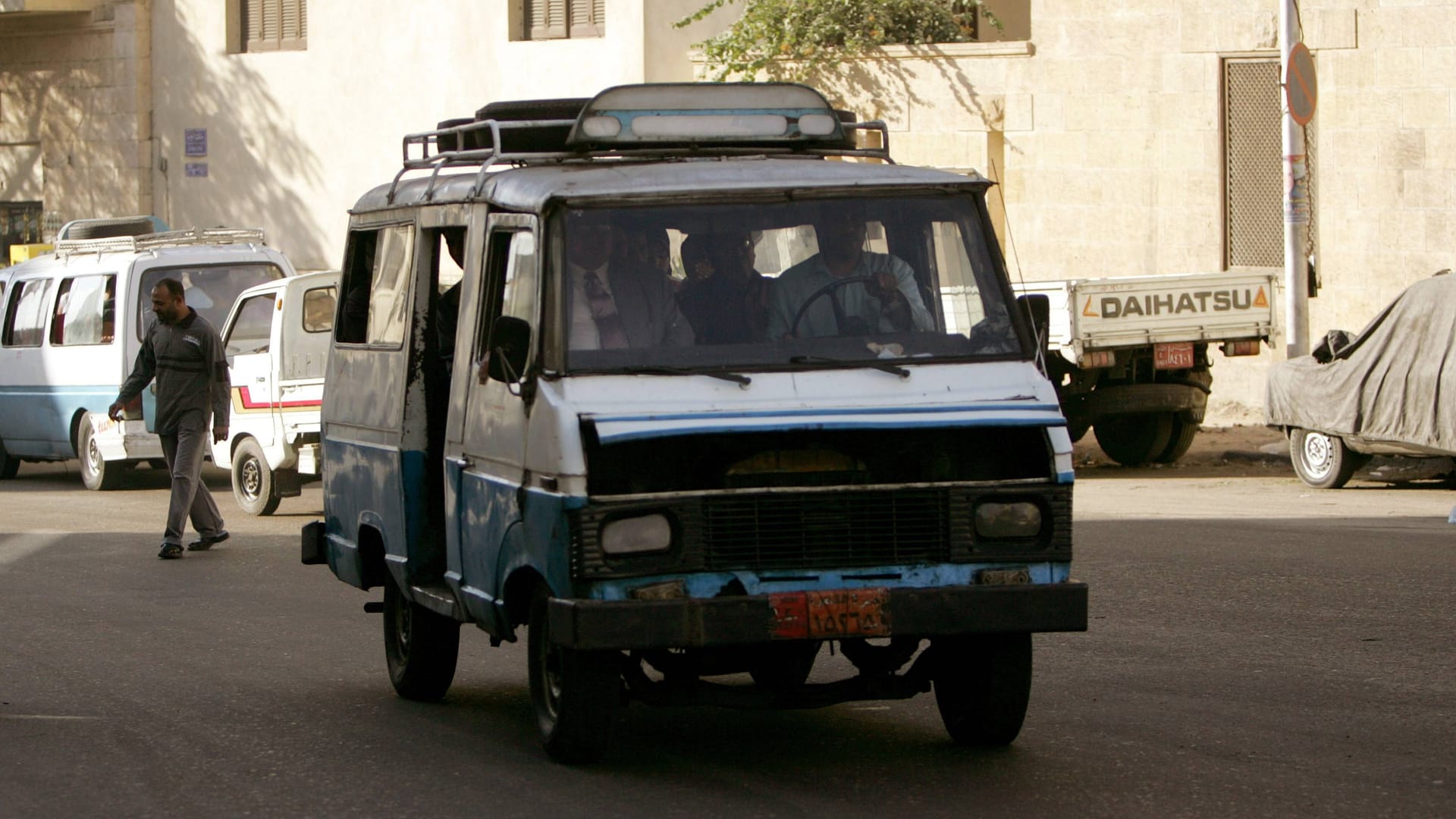 Kleinbus als Sammeltaxi unterwegs in Kairo (Archivbild): Ein solcher Bus ist in Ägypten von einer Fähre in den Nil gestürzt.