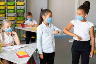 Kinder tragen Corona-Masken im Unterricht (Symbolbild): Das soll in Hamburg erlaubt bleiben – anders als eine Vollverschleierung.