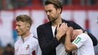 Lizenzspieler-Chef Kessler tröstet Linton Maina: Der 1. FC Köln geht in die 2. Bundesliga.