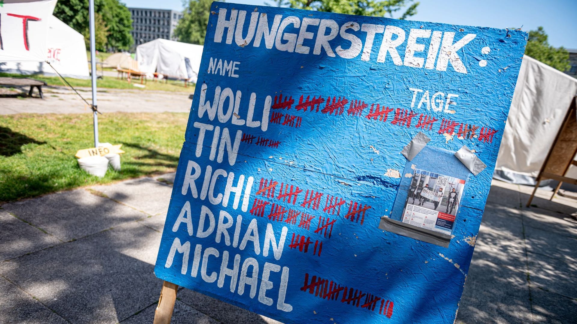 Berlin: Auf einem Schild stehen die Namen der Hungerstreikenden und die Dauer des Hungerstreiks.