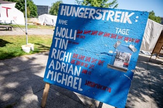 Berlin: Auf einem Schild stehen die Namen der Hungerstreikenden und die Dauer des Hungerstreiks.