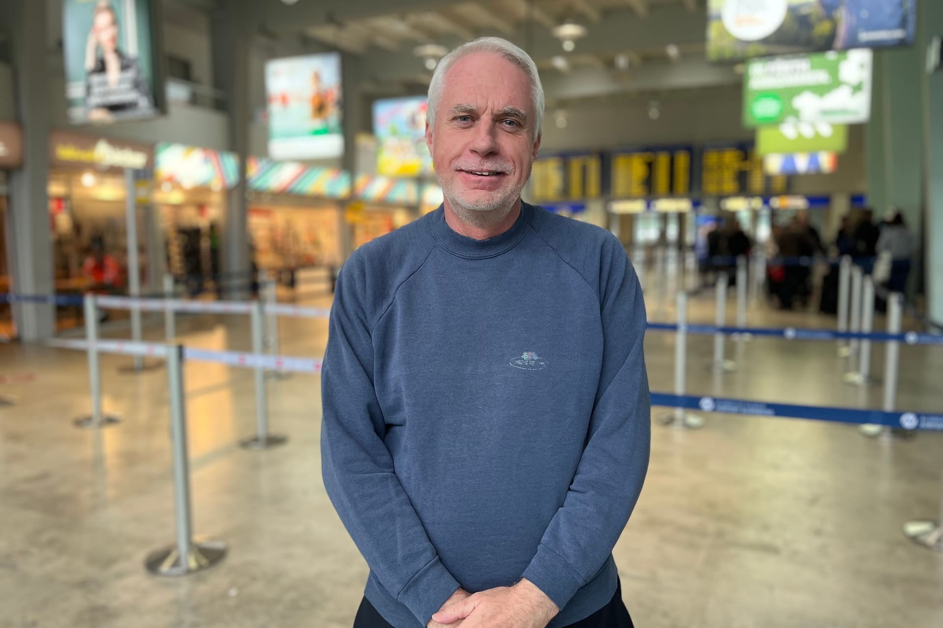 Günter Mayer in der Abflughalle am Airport Nürnberg.