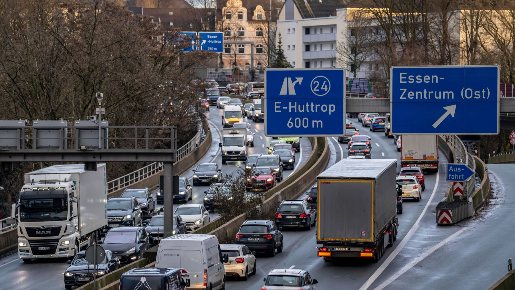 Essen: ADAC Rechnet Mit Vollen Autobahnen An Den Pfingstfeiertagen