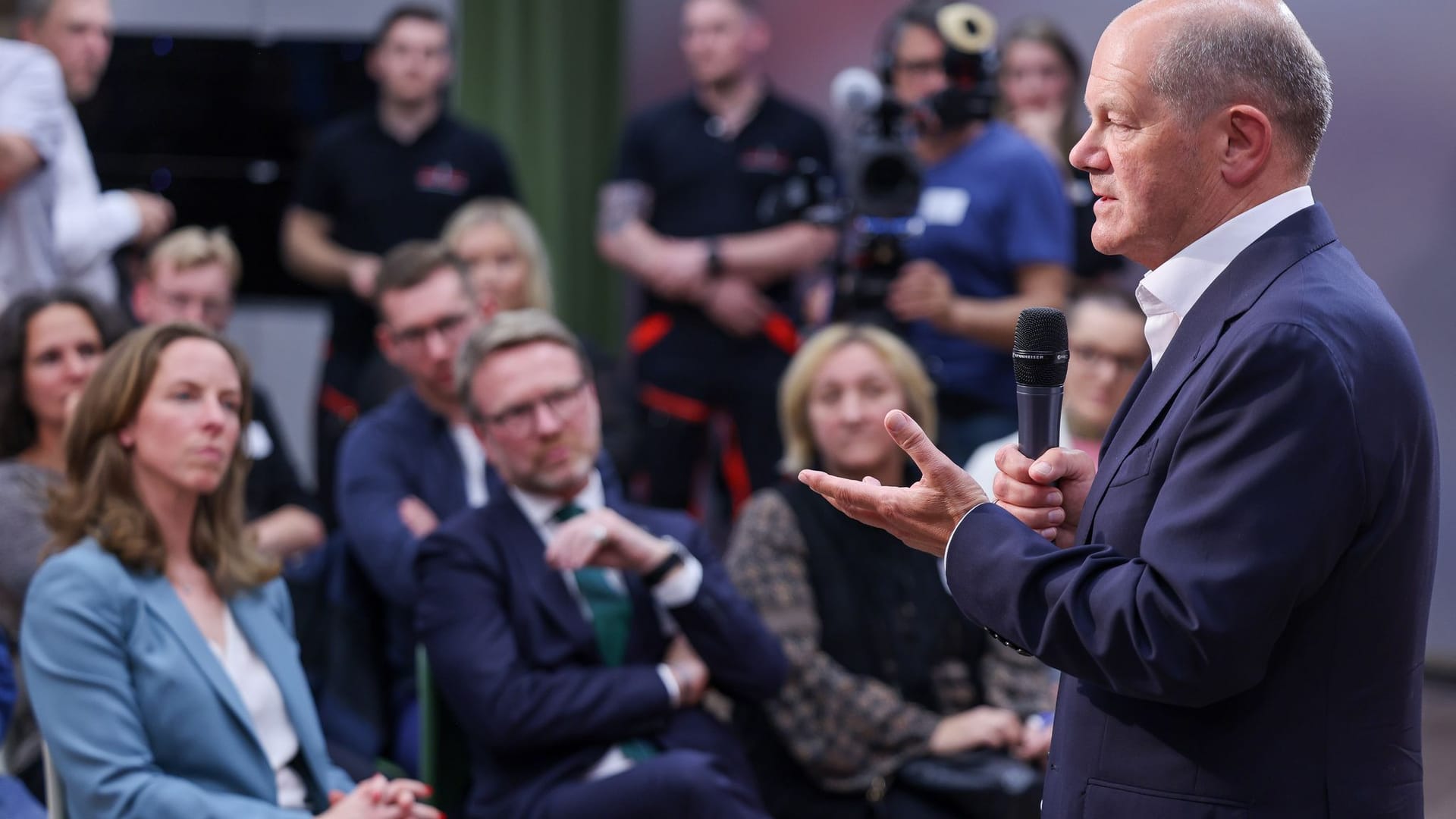 Olaf Scholz spricht zu Bürgern in Thüringen. Er ist gegen deutsche Soldaten in der Ukraine