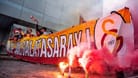 Schon 2019 feierten Fans des türkischen Meisters Galatasaray Istanbul ausgelassen auf dem Stuttgarter Schlossplatz (Archivbild).