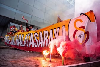 Schon 2019 feierten Fans des türkischen Meisters Galatasaray Istanbul ausgelassen auf dem Stuttgarter Schlossplatz (Archivbild).