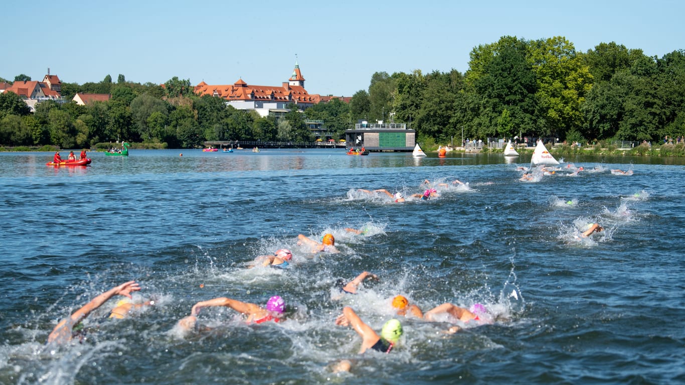 Der Triathlon in Nürnberg (Archivbild): Im August soll im Wöhrder See wieder geschwommen werden.