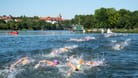 Der Triathlon in Nürnberg (Archivbild): Im August soll im Wöhrder See wieder geschwommen werden.