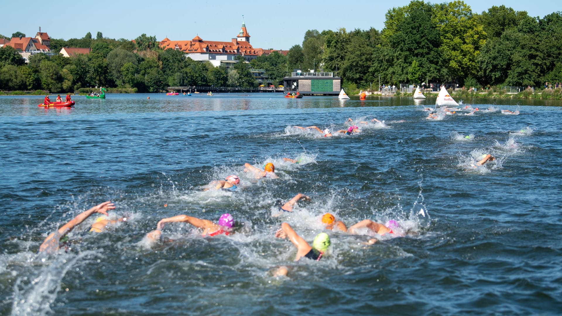 Der Triathlon in Nürnberg (Archivbild): Im August soll im Wöhrder See wieder geschwommen werden.