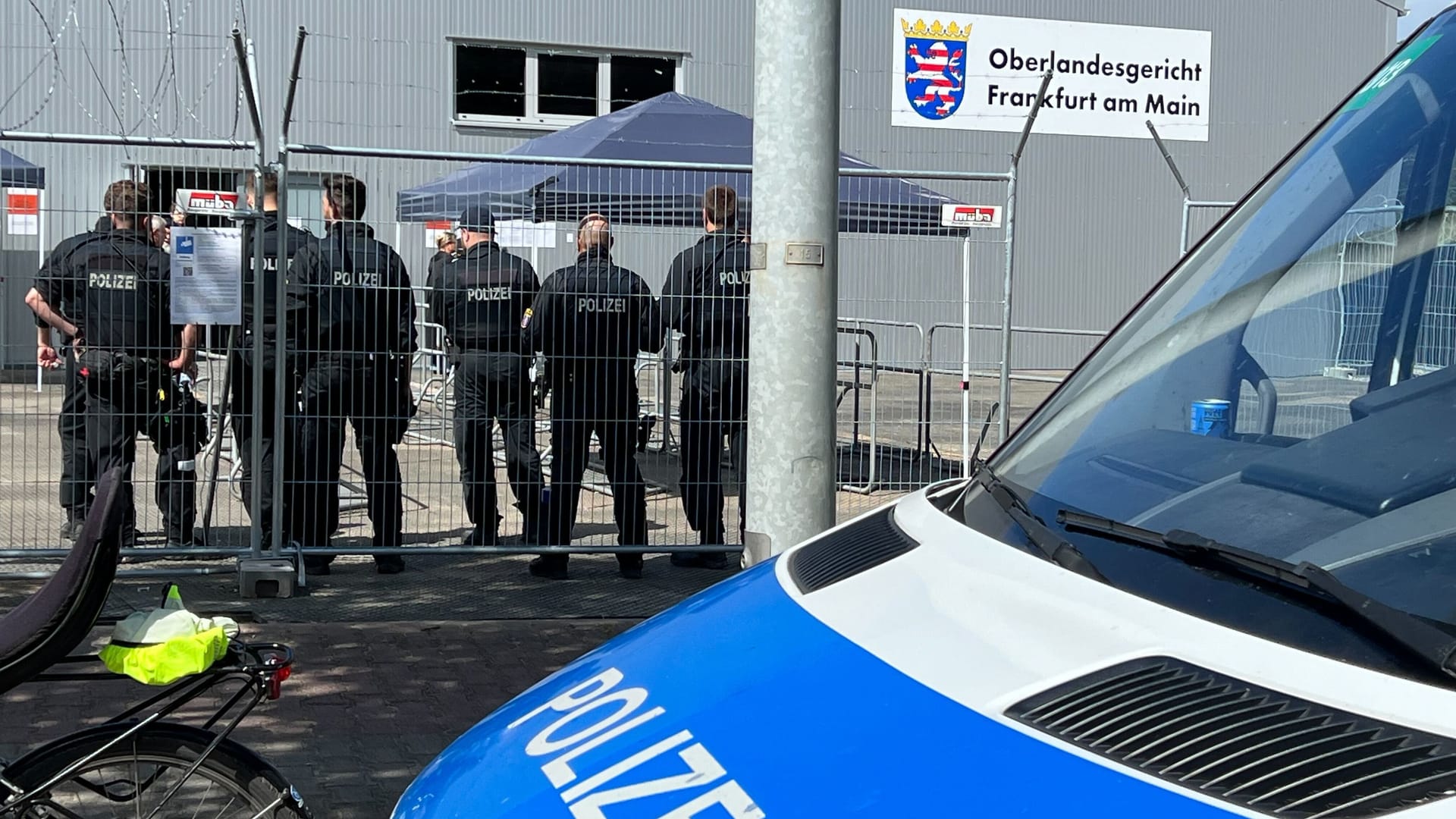 Polizeischutz: Beim Prozess gegen die Gruppe um Prinz Reuß in einer Leichtbauhalle gab es am Dienstag Hinweise auf eine Bombendrohung.