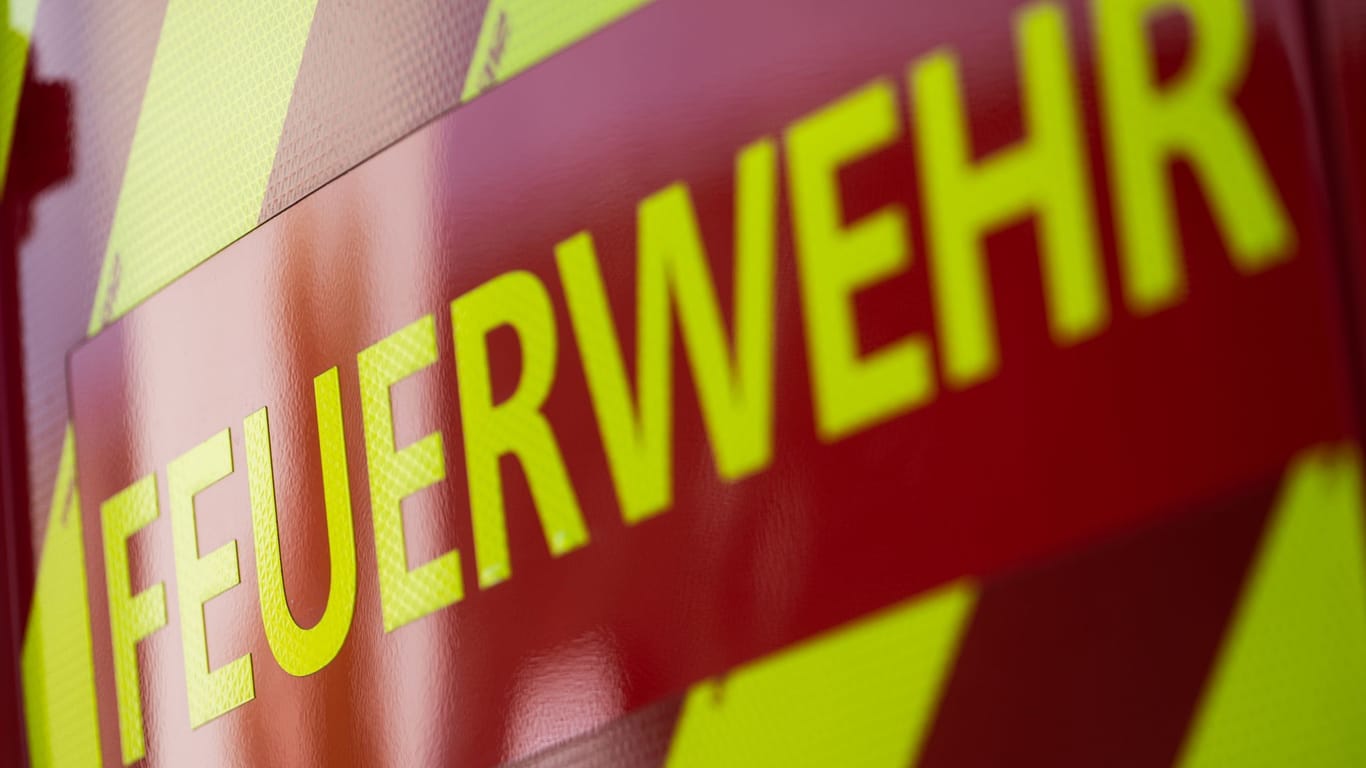 Ein Einsatzfahrzeug der Feuerwehr (Symbolbild): Wegen eines Fahrfehlers liegen drei Personen im Krankenhaus.