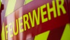 Ein Einsatzfahrzeug der Feuerwehr (Symbolbild): Wegen eines Fahrfehlers liegen drei Personen im Krankenhaus.