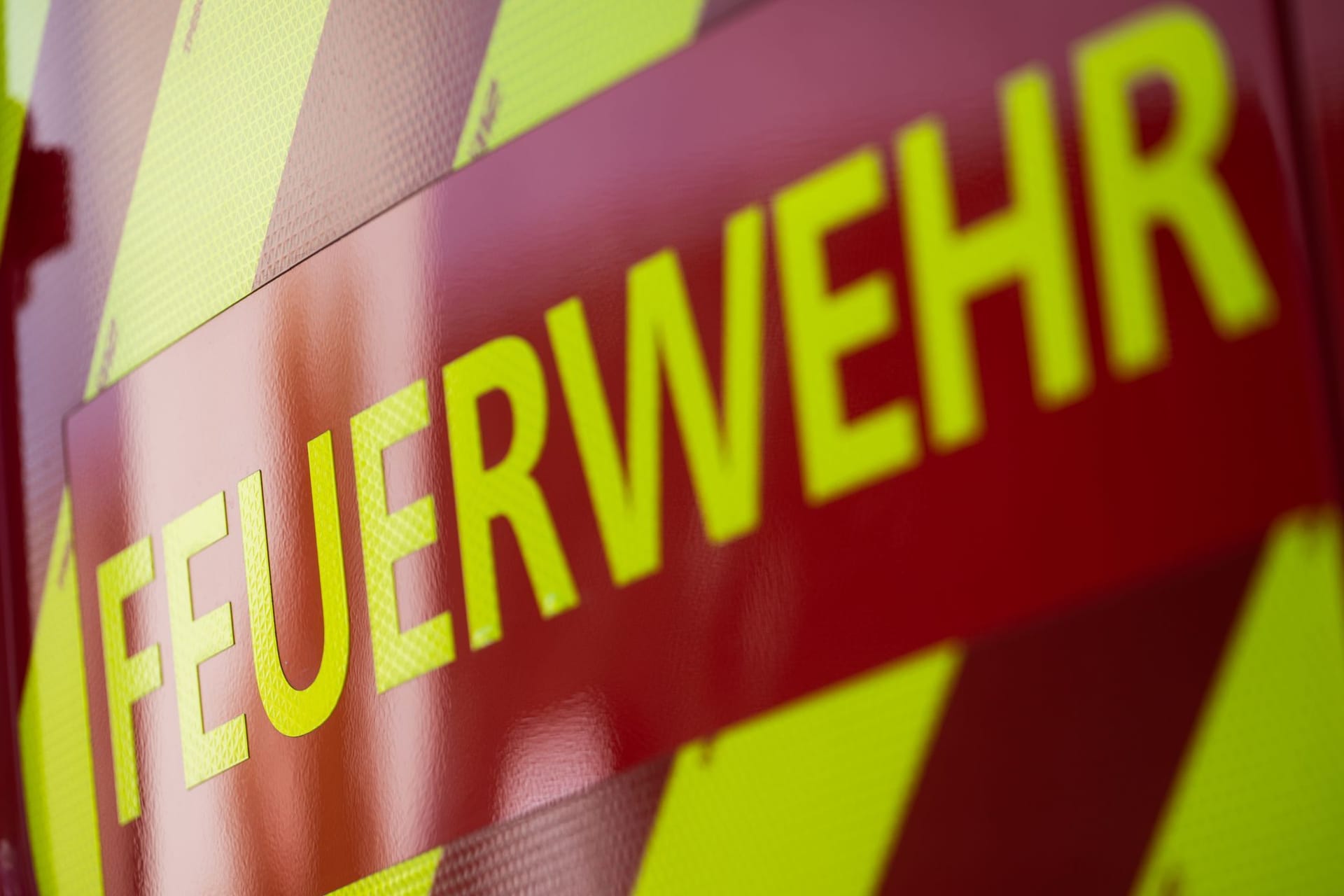 Ein Einsatzfahrzeug der Feuerwehr (Symbolbild): Wegen eines Fahrfehlers liegen drei Personen im Krankenhaus.