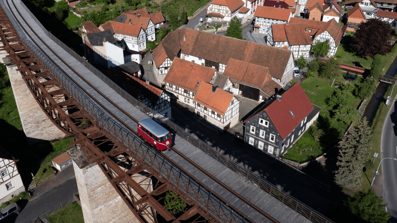 Auf dem Lengenfelder Viadukt: Der Schienen-Bulli ist jetzt in der Sammlung von Volkswagen Nutzfahrzeuge – und ging jetzt wieder auf Reisen.