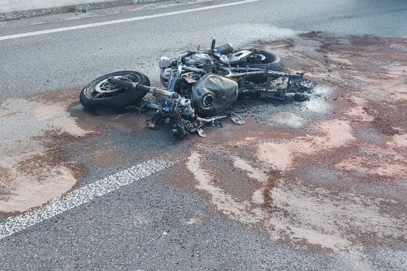 Verunglücktes Motorrad bei Ratingen: Der Fahrer kam in eine Klinik.