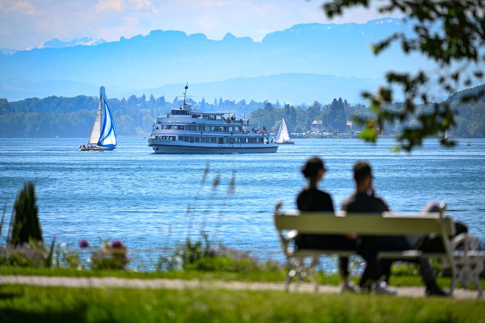 Überlingen am Bodensee: Das Passagierschiff Stuttgart fährt auf dem Bodensee zur Anlegestelle (Archivbild): Der See ist bis zu 250 Meter tief.