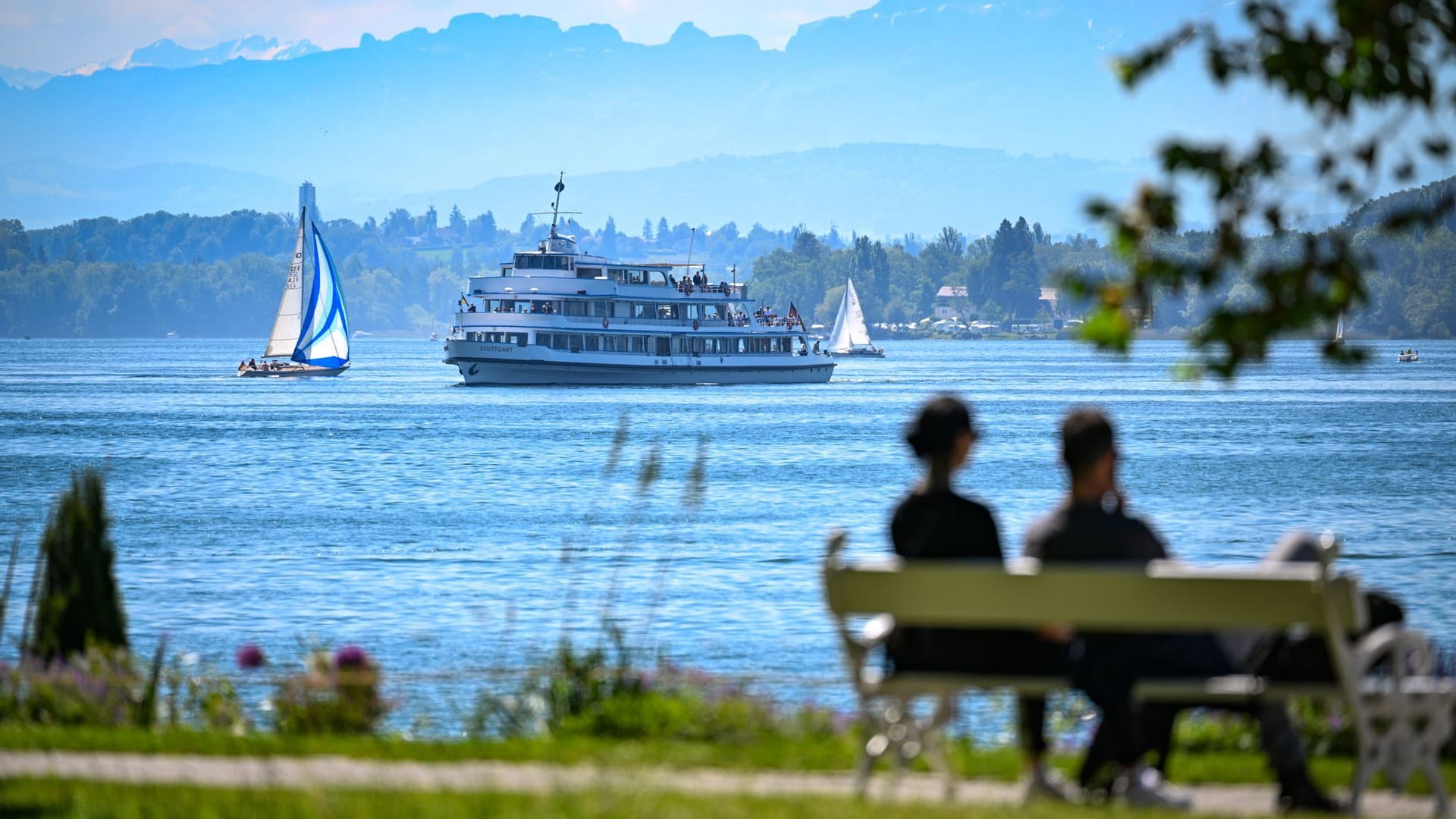 Überlingen am Bodensee: Das Passagierschiff Stuttgart fährt auf dem Bodensee zur Anlegestelle (Archivbild): Der See ist bis zu 250 Meter tief.