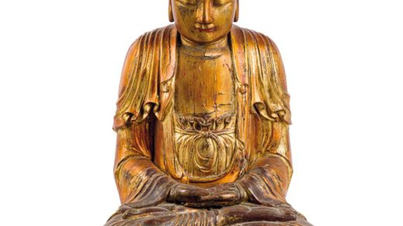 Eine große goldene Holzfigur aus China brachte 30.100 Euro ein.
