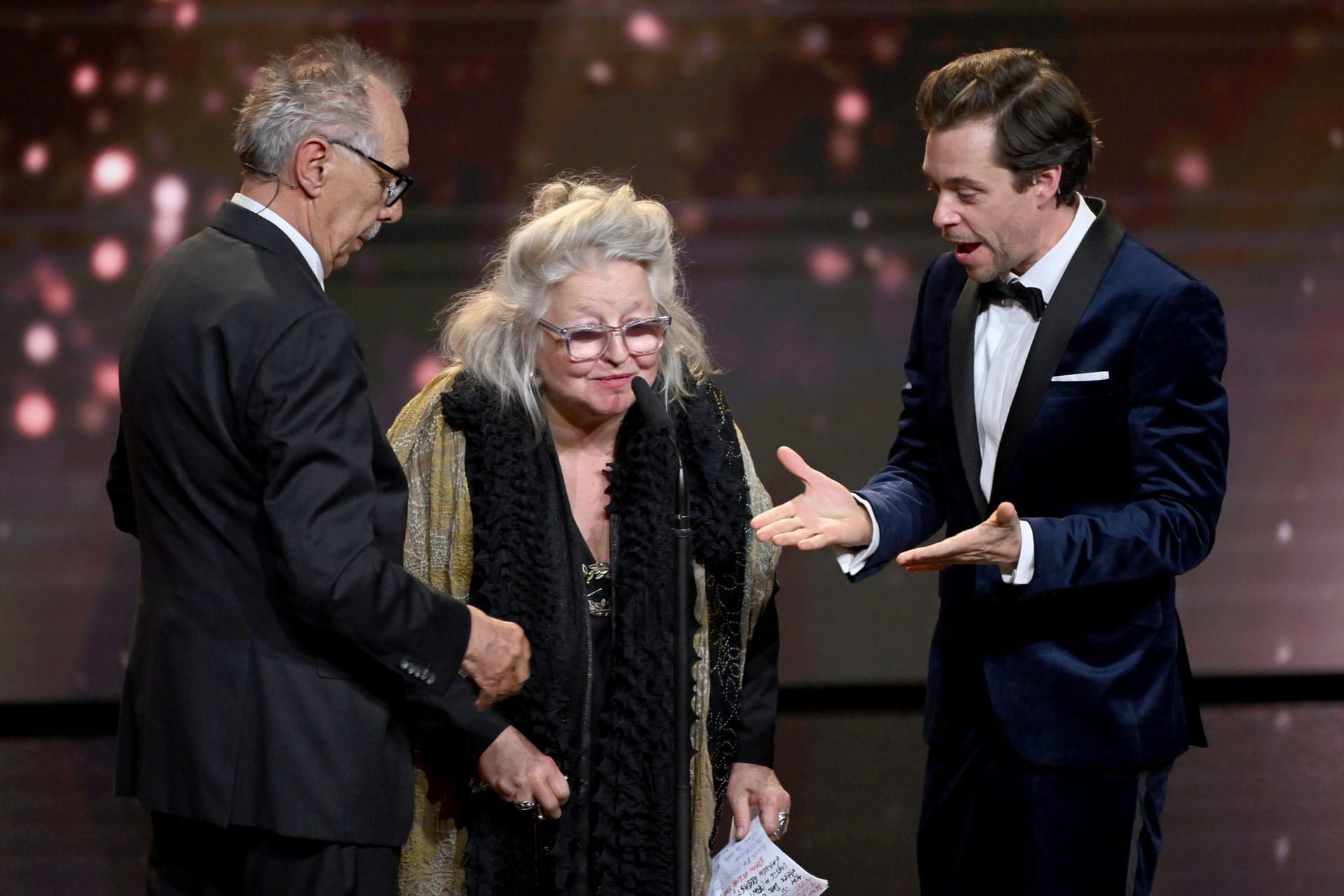 Das Mikrofon wird für Ehrenpreisträgerin und Schauspielerin Hanna Schygulla bei der Verleihung des Deutschen Filmpreises extra eingestellt.