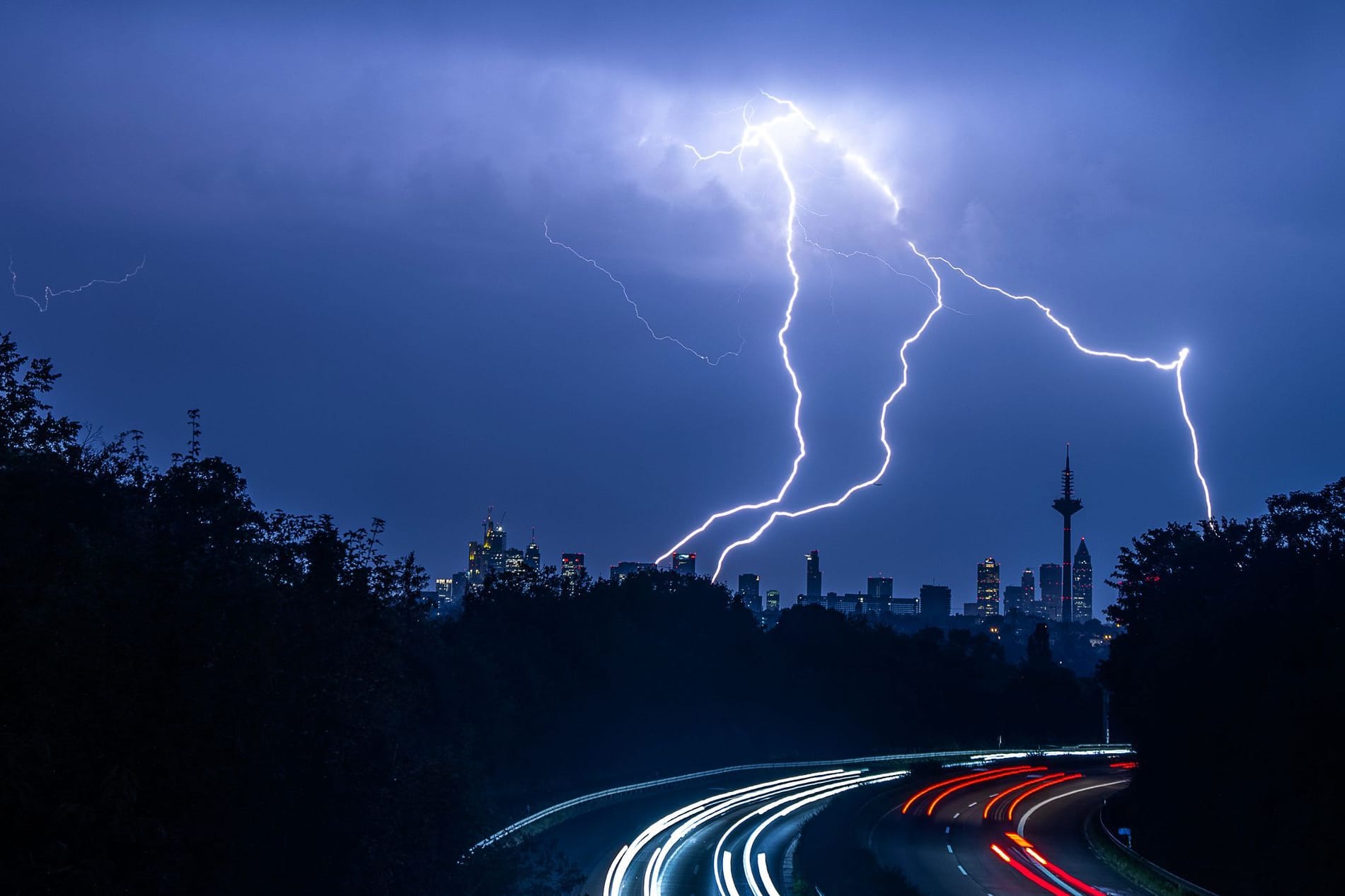 Gewitter über Frankfurt am Main: Die Unwetter bringen heftige Regenfälle mit sich.