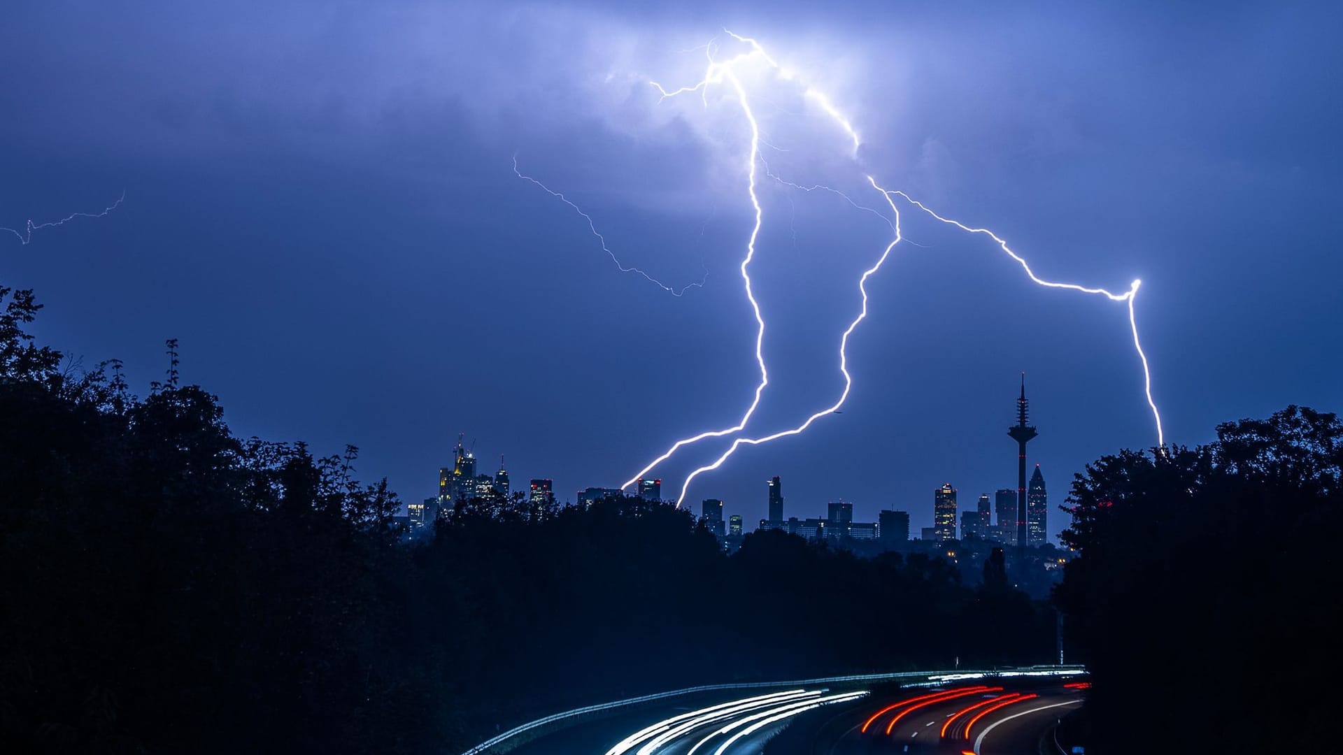 Gewitter über Frankfurt am Main: Die Unwetter bringen heftige Regenfälle mit sich.