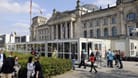 16 . 09 . 2012 , Berlin / Mitte : Kontrollpavillons vor dem Reichstag . Die 2010 nach einer Terrordrohung aufgestellten Container sollen durch ein unterirdisches Besucherzentrum ersetzt werden