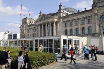 16 . 09 . 2012 , Berlin / Mitte : Kontrollpavillons vor dem Reichstag . Die 2010 nach einer Terrordrohung aufgestellten Container sollen durch ein unterirdisches Besucherzentrum ersetzt werden