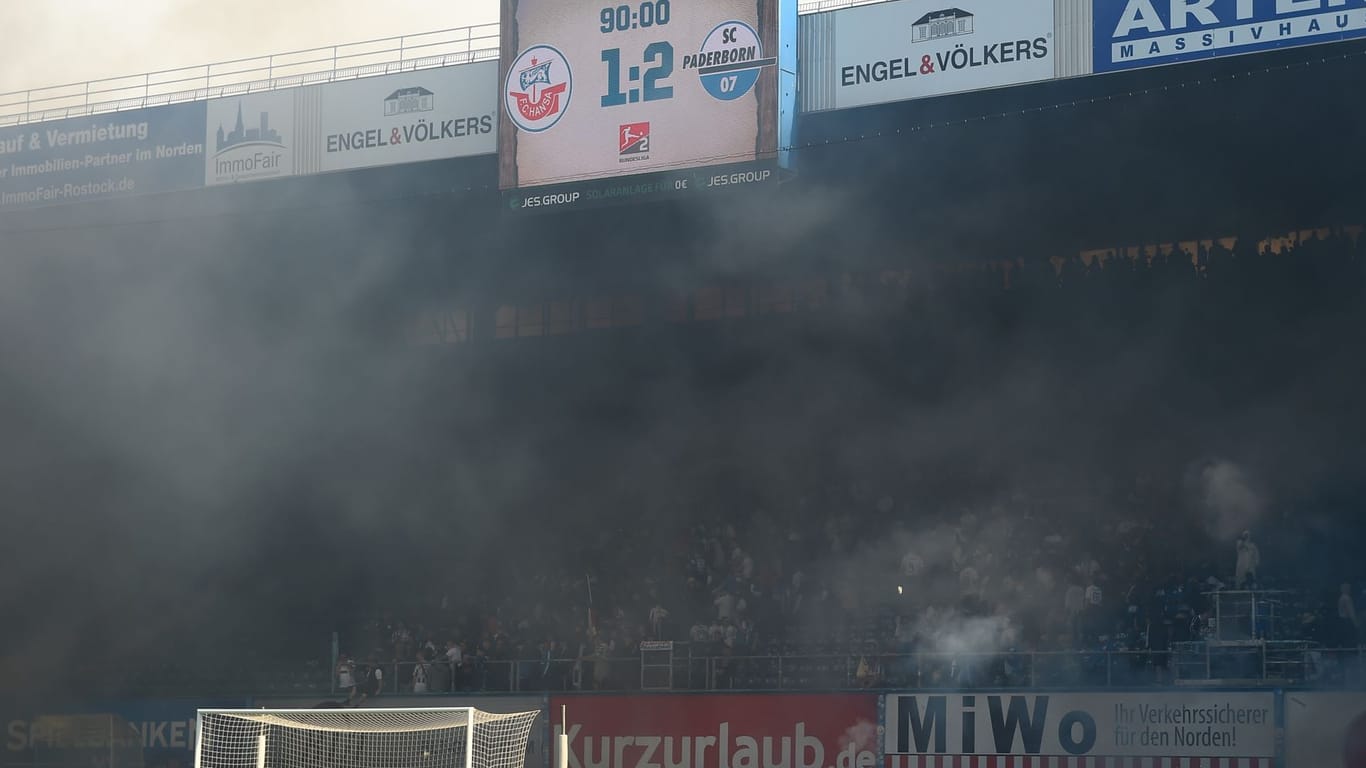 Hansa Rostocks Anhänger zünden Pyrotechnik: Die Partie gegen Paderborn war lange unterbrochen.