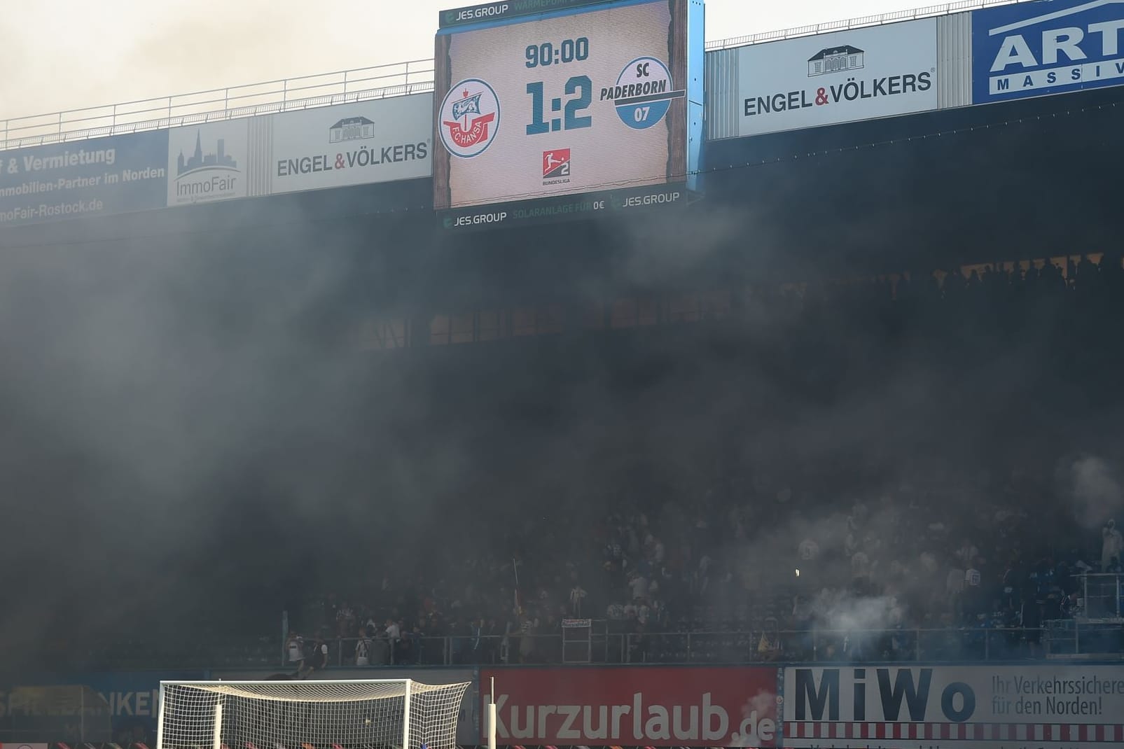 Hansa Rostocks Anhänger zünden Pyrotechnik: Die Partie gegen Paderborn war lange unterbrochen.