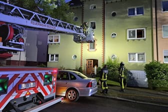 Rettungseinsatz in der Andreas-Hofer-Straße: Der Wohnungsbewohner musste vom Rettungsdienst versorgt werden.