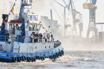 Das Schleppschiff "Fairplay" nimmt während des 835. Hamburger Hafengeburtstages auf der Elbe im Hafen am Schlepperballett teil.