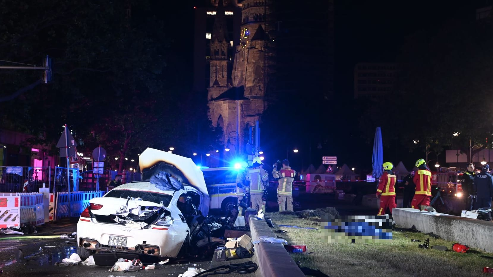 An der Gedächtniskirche kam es zu einem schweren Autounfall: Eine Frau starb.