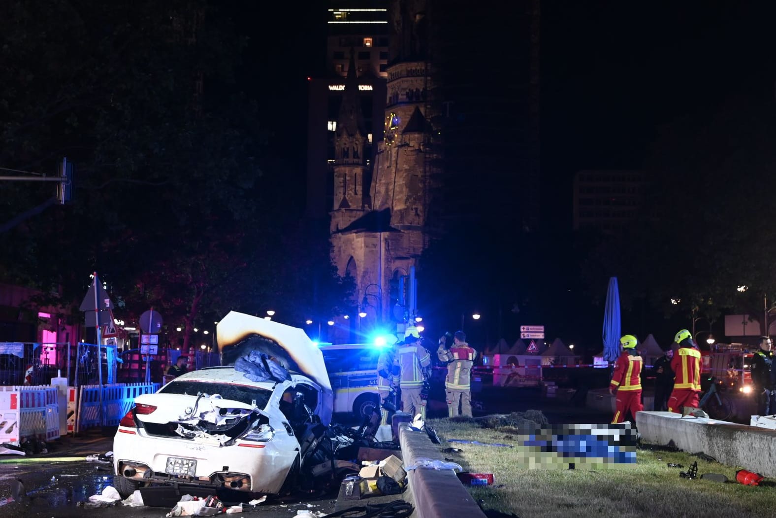 An der Gedächtniskirche kam es zu einem schweren Autounfall: Eine Frau starb.