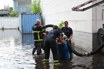Feuerwehrleute in Hamburg-Wilhelmsburg: Dort mussten die Einsatzkräfte gleich zweimal wegen der Wassermassen ausrücken.