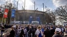 Zahlreiche Fans stehen vor dem Volksparkstadion (Archivbild): Das Derby zwischen dem HSV und St. Pauli ist längst ausverkauft.