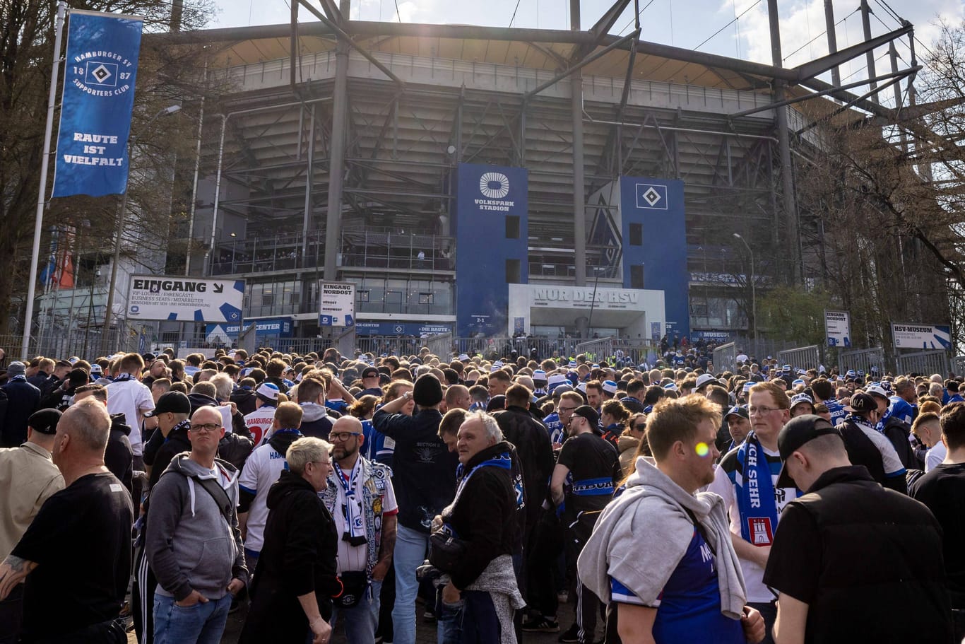 Zahlreiche Fans stehen vor dem Volksparkstadion (Archivbild): Das Derby zwischen dem HSV und St. Pauli ist längst ausverkauft.