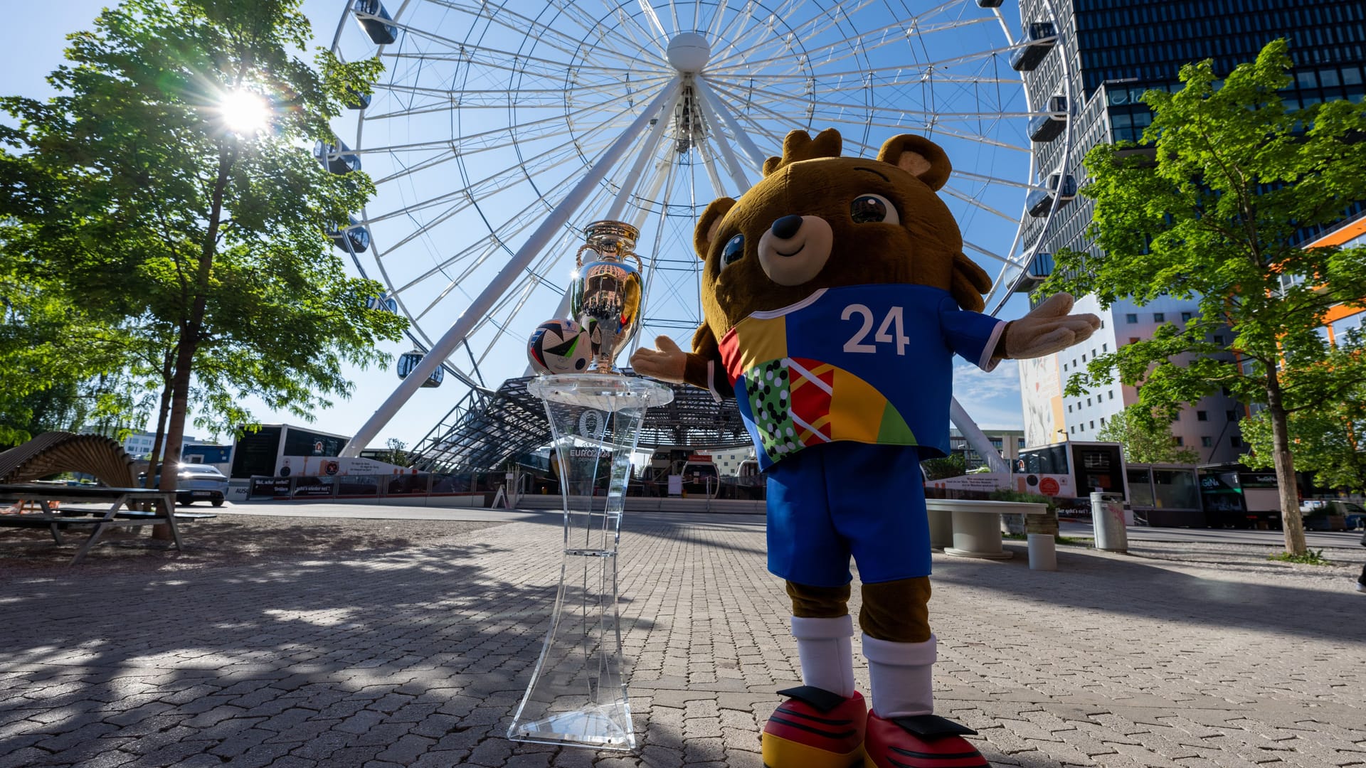 EM Maskottchen Albär und der Pokal im Werkviertel: Dort drehten beide gemeinsam eine Runde im Riesenrad.