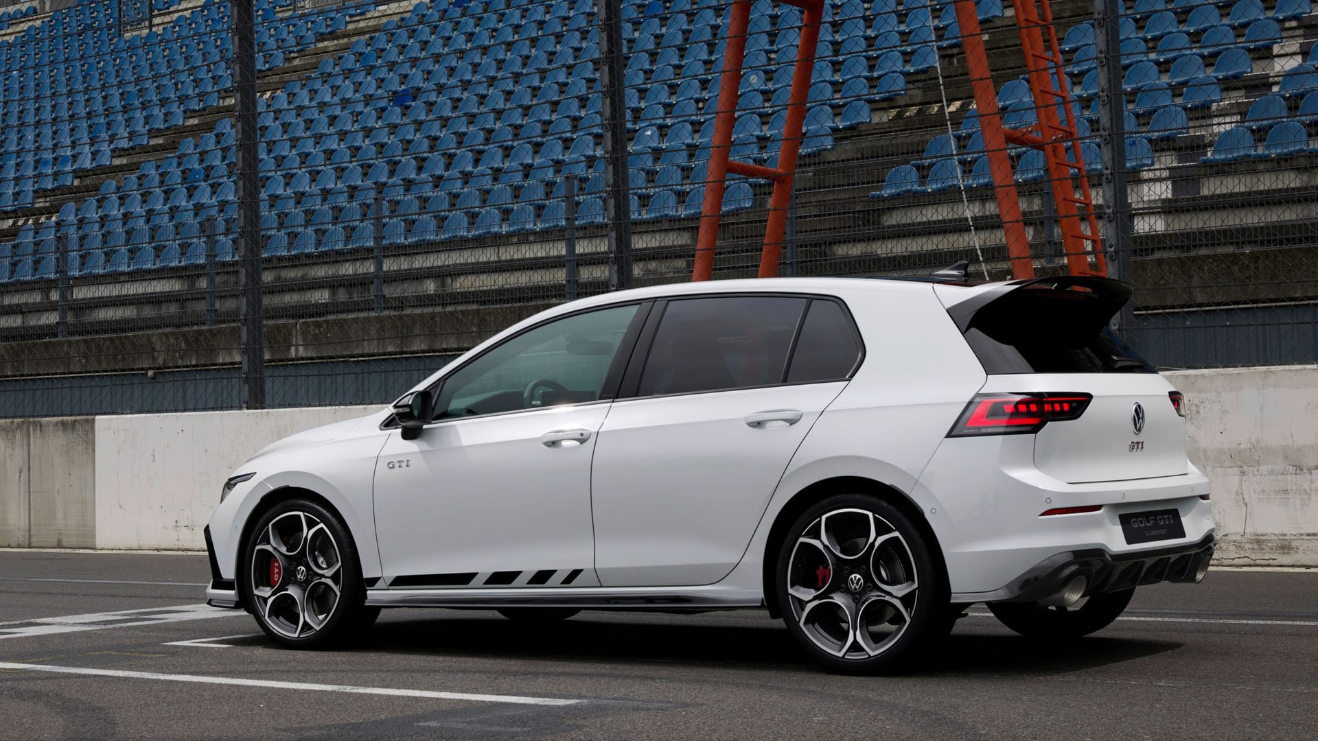 19-Zoll-Räder, Heckspoiler und große Auspuff-Endrohre: Wer nicht gern auffällt, hat es mit dem GTI Clubsport schwer.