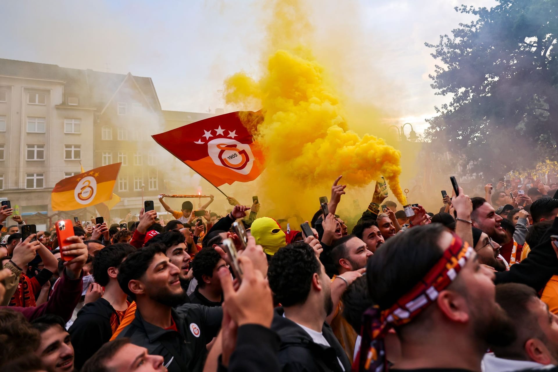 Laut der Nachrichtenagentur dpa sollen Tausende an der Feier in Duisburg teilgenommen haben.