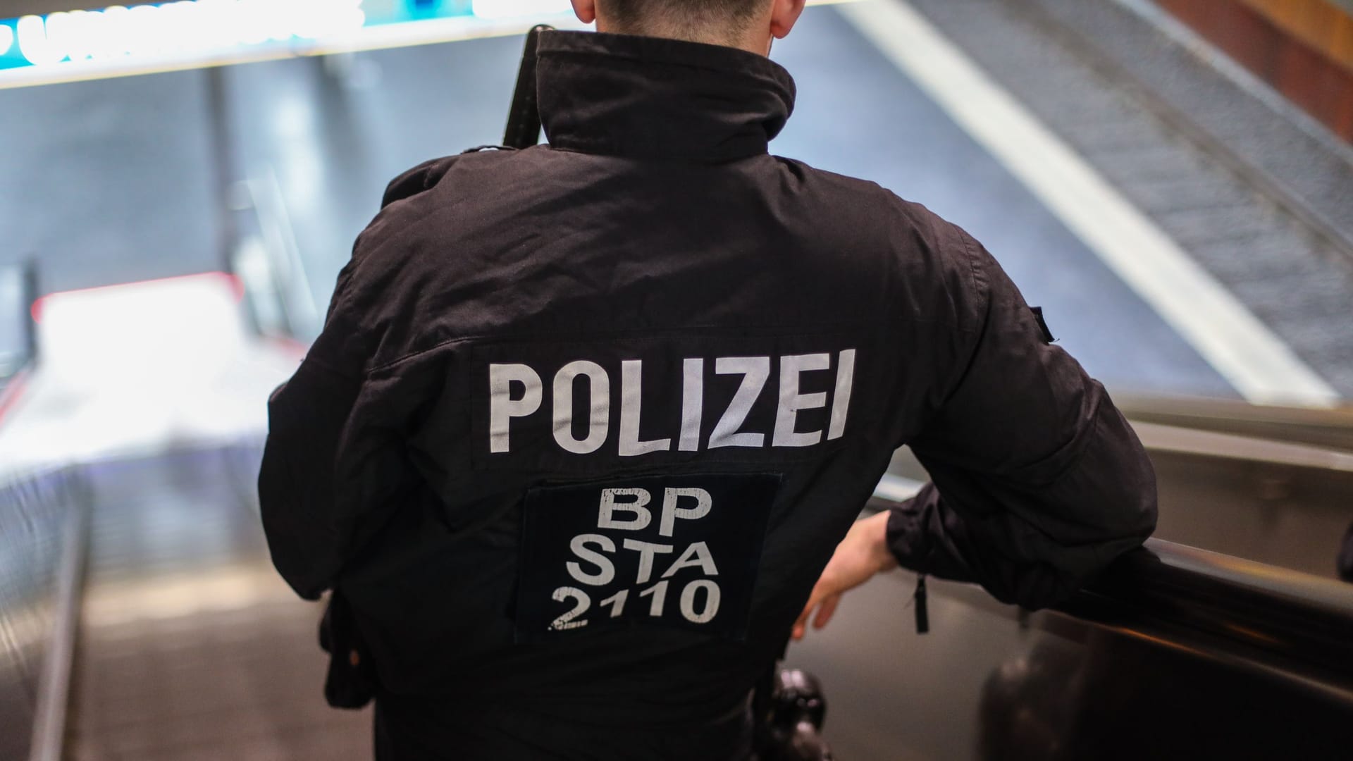 Bundespolizei richtet erneut Verbotszonen ein im Mülheimer Hauptbahnhof, wir begleiten die Beamten