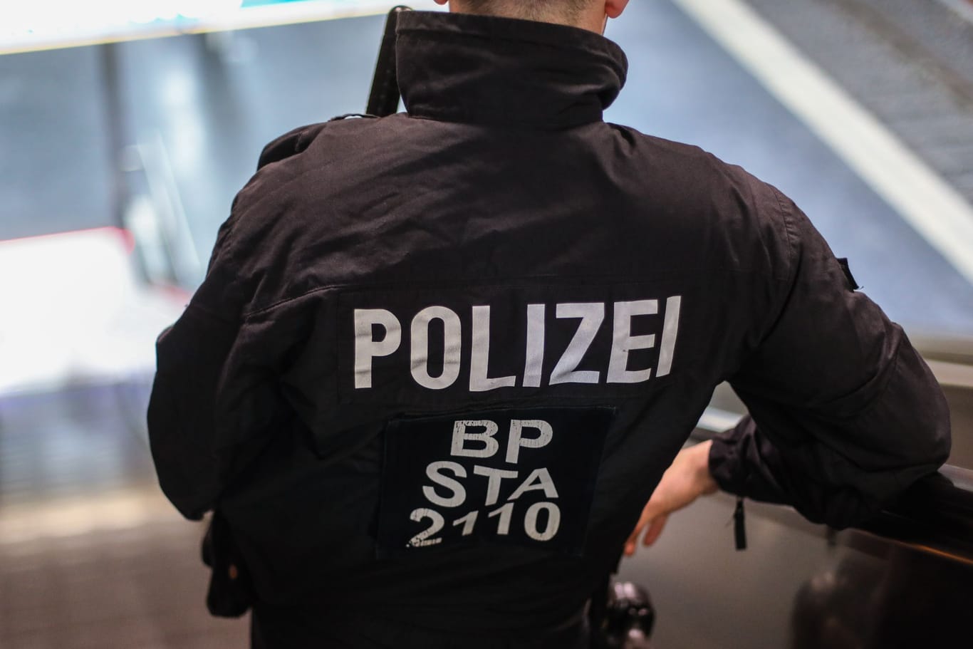 Bundespolizei richtet erneut Verbotszonen ein im Mülheimer Hauptbahnhof, wir begleiten die Beamten