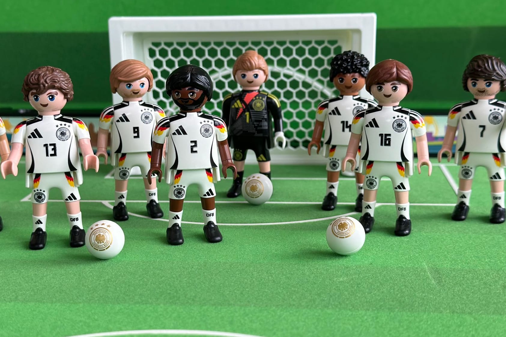 DFB-Stars in Miniformat: Bei Edeka gibt es vor der EM die Spieler als Figur.
