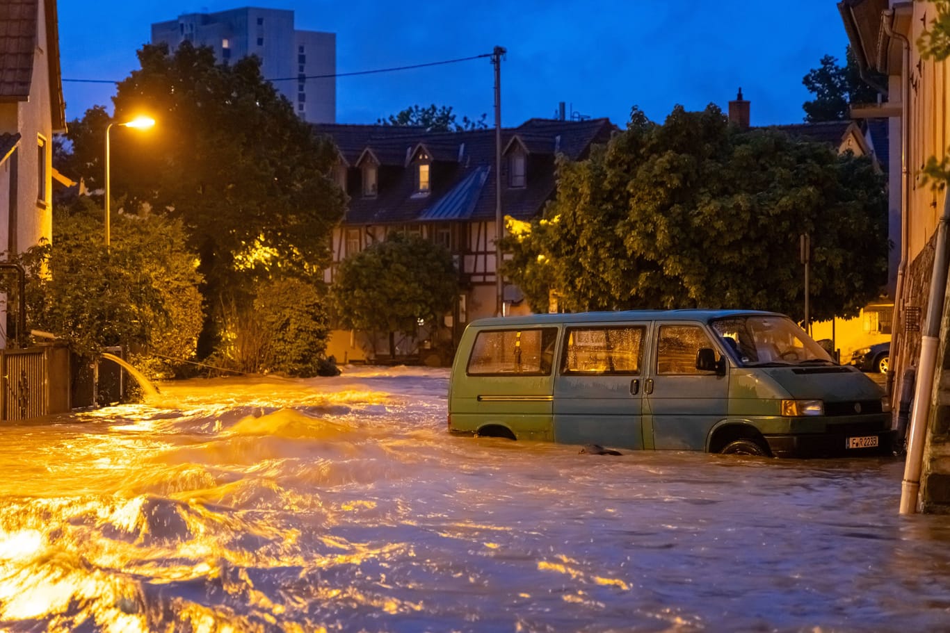 Überschwemmungen im Ortskern von Niederursel: Passanten und Autofahrer kamen nur schwer durch.