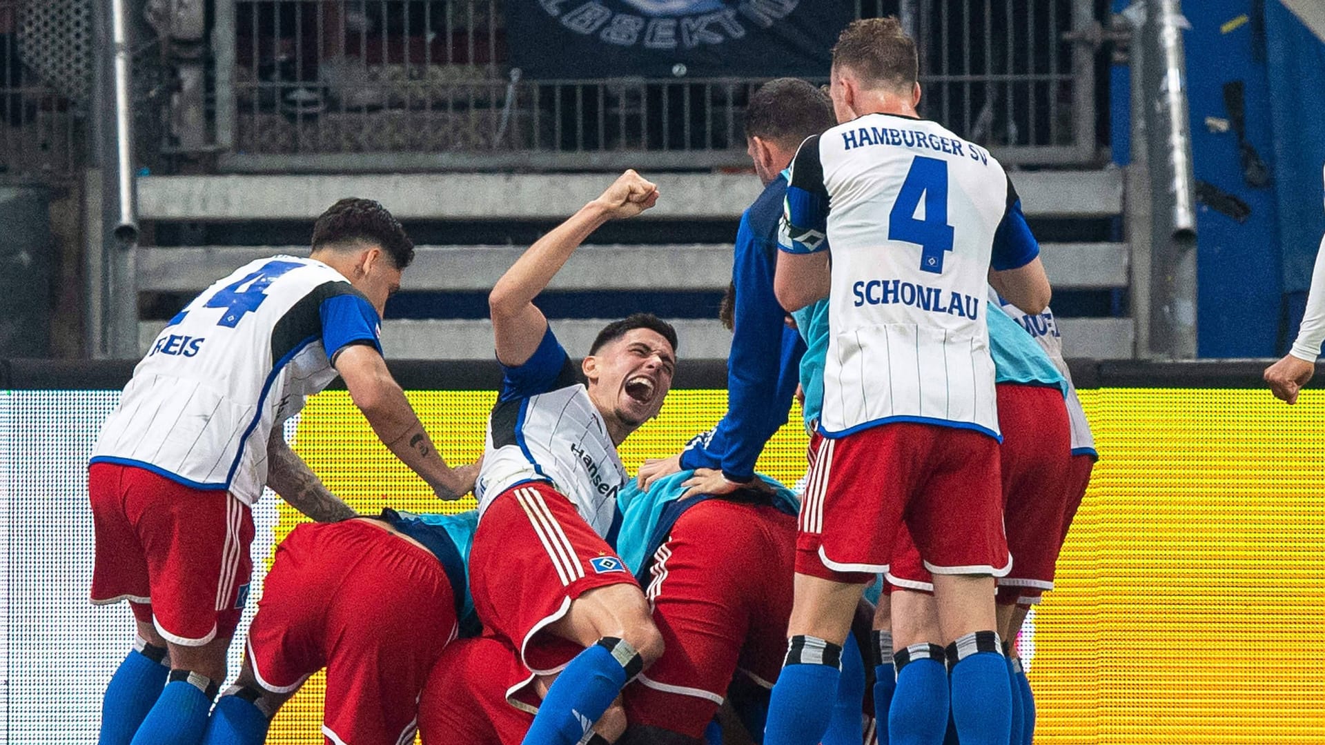 Jubel beim HSV: Die Rothosen gewannen das Stadtderby gegen St. Pauli.