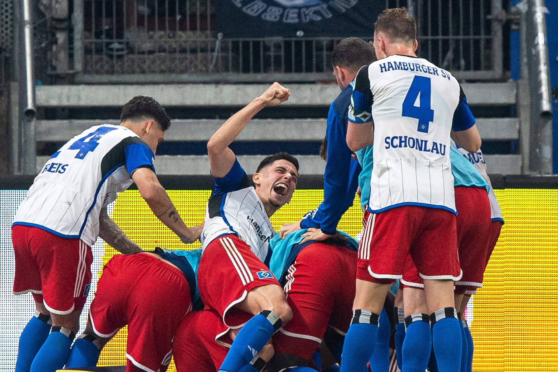 Jubel beim HSV: Die Rothosen gewannen das Stadtderby gegen St. Pauli.