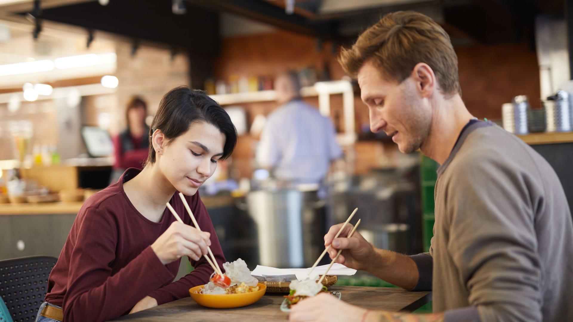 Ein Mann und eine Frau essen zusammen.