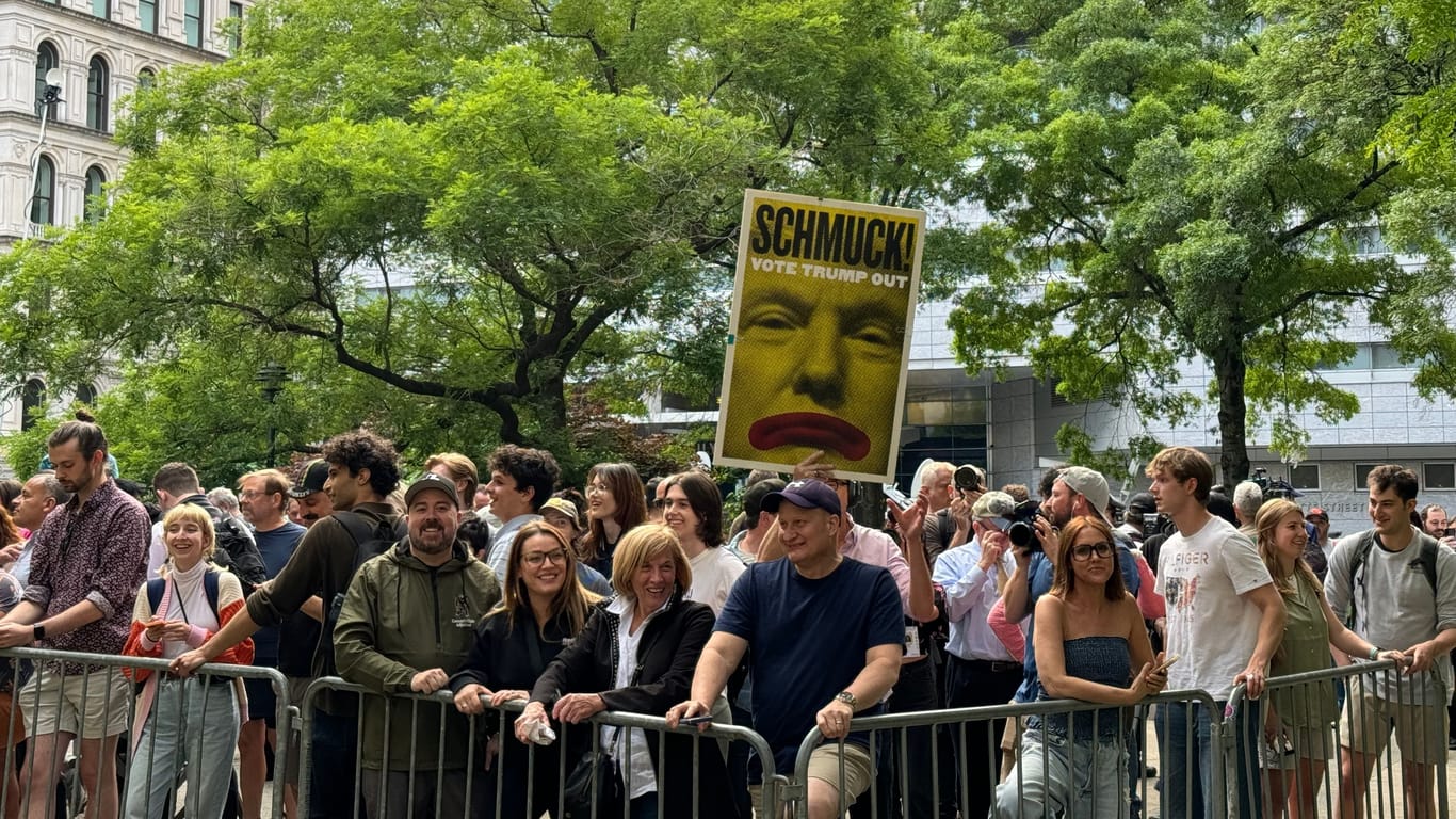 Menschenmassen an den Barrikaden: Zum ersten Mal seit sieben Wochen strömen New Yorker zum Gericht.