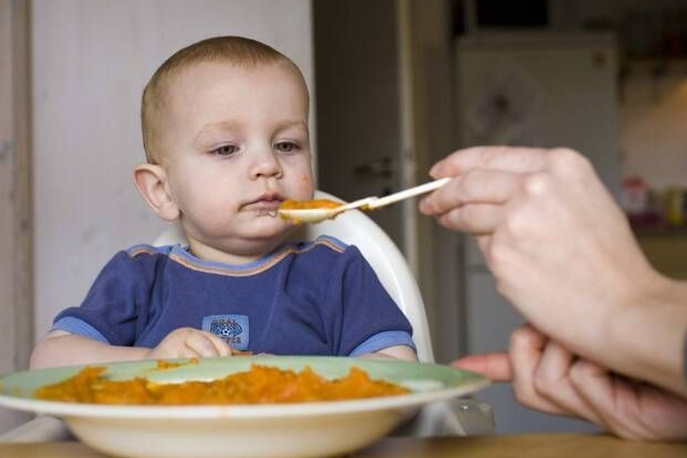 Baby isst Brei (Symbolbild): Die auf Bio-Babynahrung und Naturkosmetik spezialisierte Töpfer GmbH hat Insolvenz angemeldet.