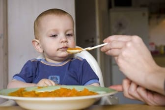 Baby isst Brei (Symbolbild): Die auf Bio-Babynahrung und Naturkosmetik spezialisierte Töpfer GmbH hat Insolvenz angemeldet.